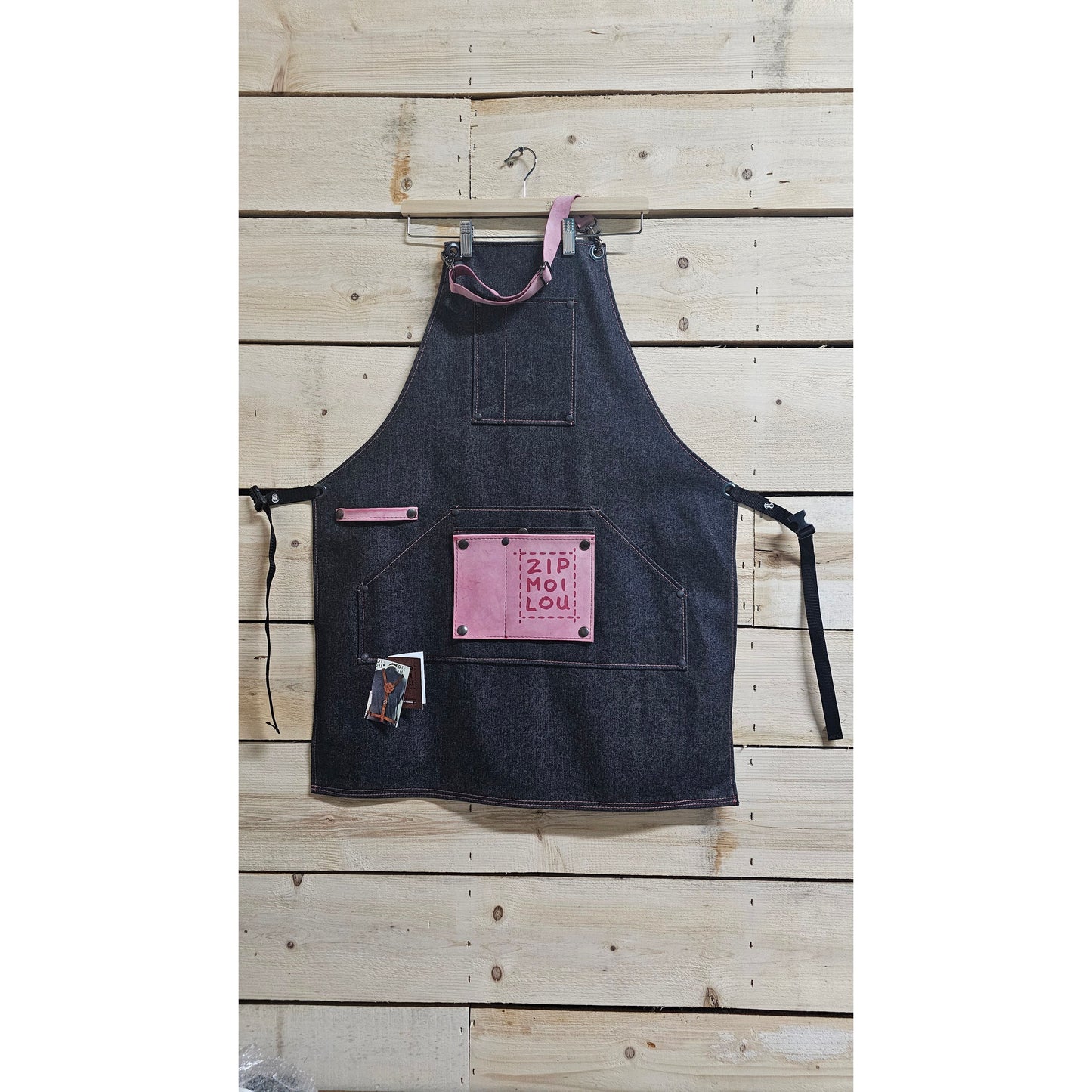 Zipmoilou - Tablier de jeans noir Kangaroo Jack avec 1 poche en cuir rose Régulier
