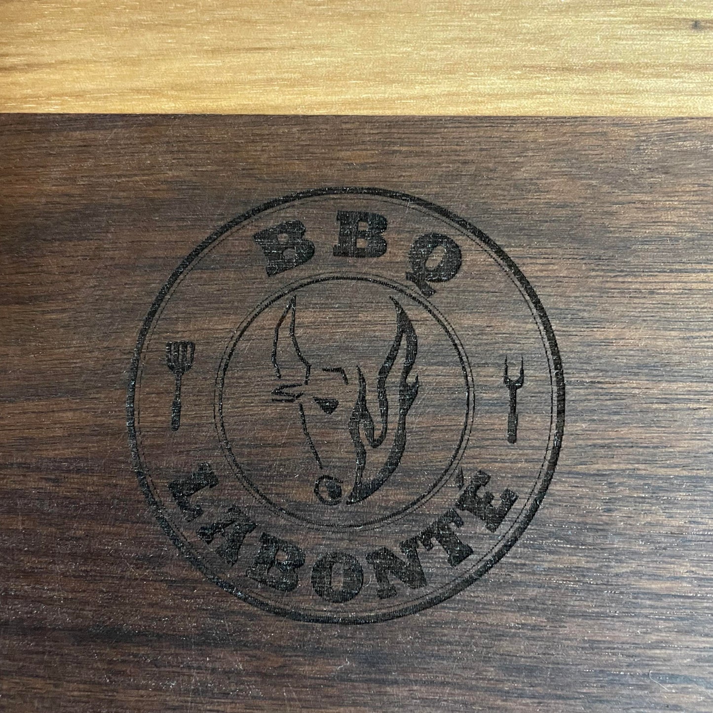 Canam - Planche à découper en bois de noyer logo BBQ Labonté