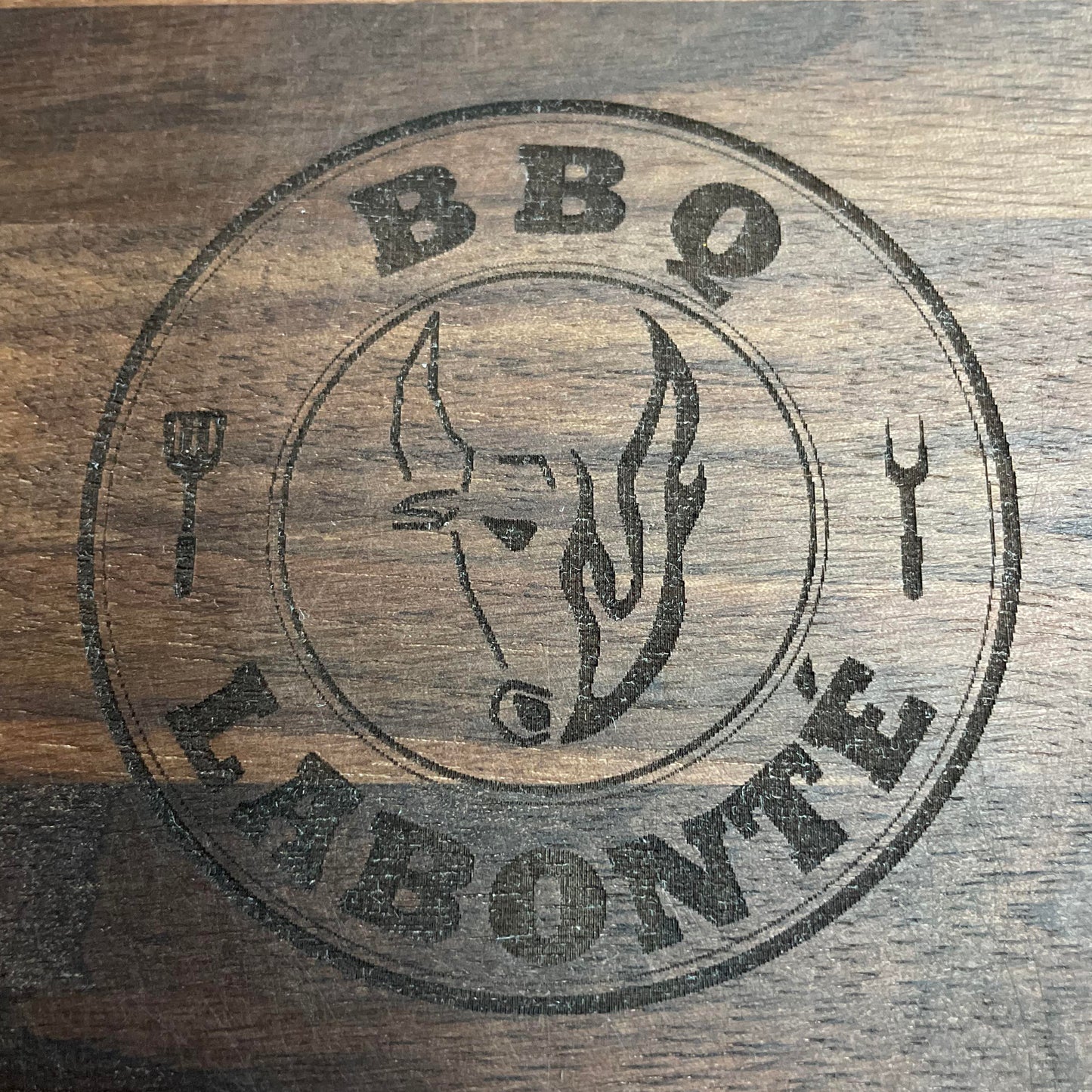 Canam - Planche à découper en bois de noyer avec poignée logo BBQ Labonté