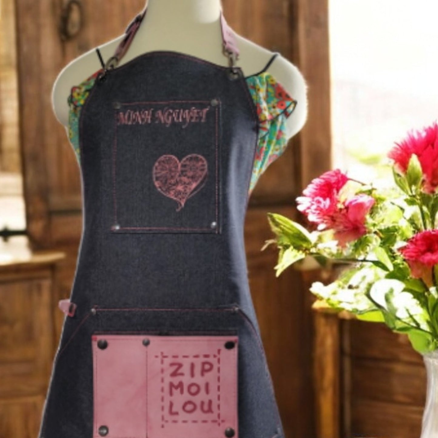 Zipmoilou - Tablier de jeans poche rose en cuir Éditon spéciale fête des Mères