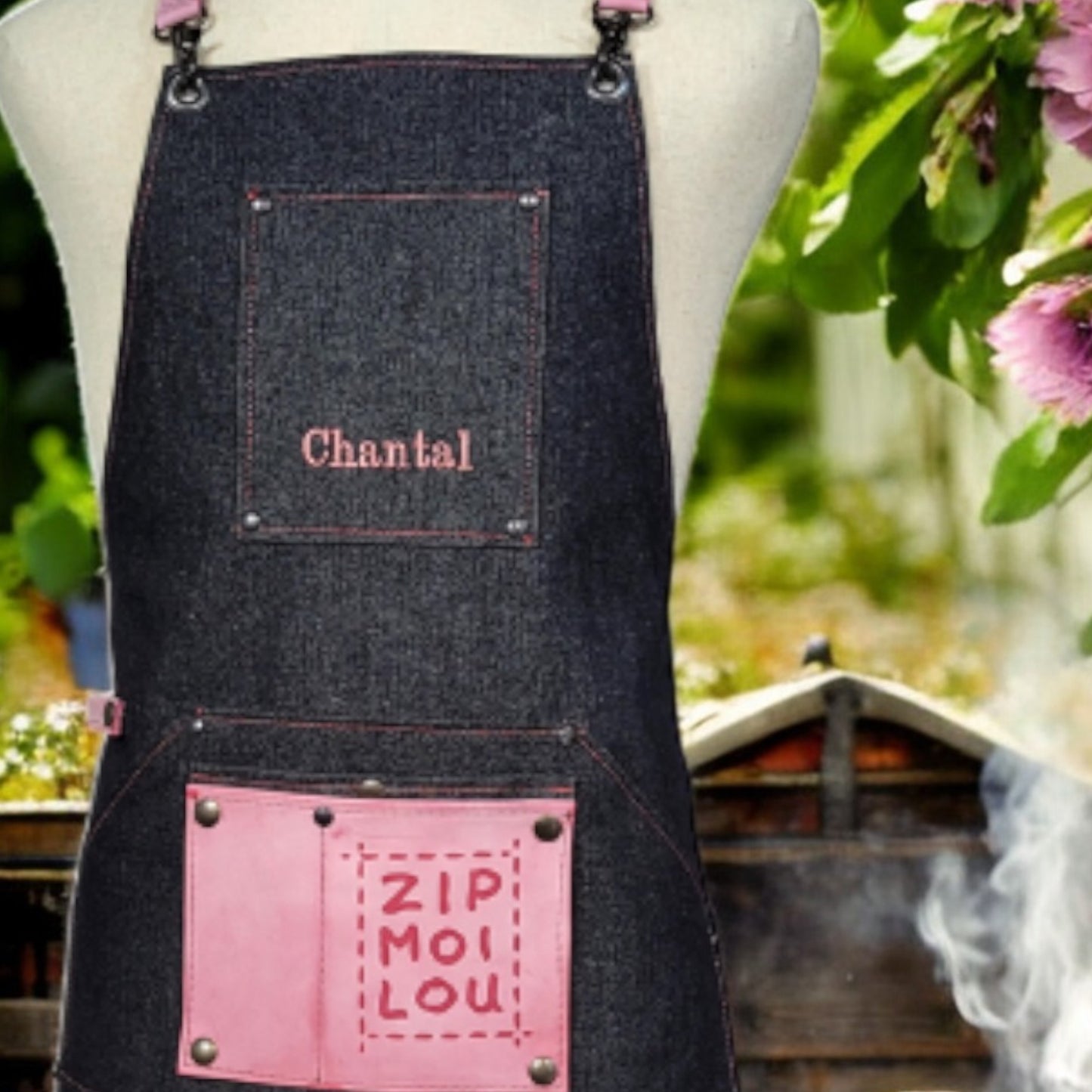 Zipmoilou - Tablier de jeans poche rose en cuir Éditon spéciale fête des Mères