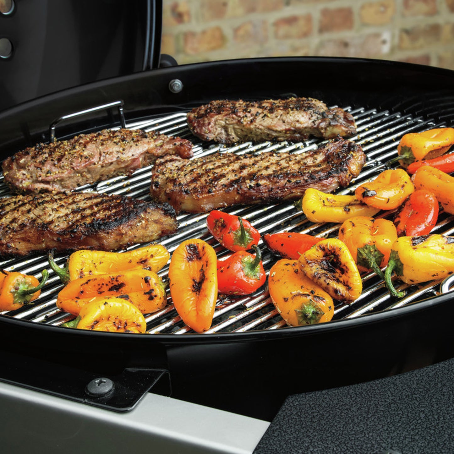 Weber - Barbecue au charbon Performer Premium 22 po - Noir