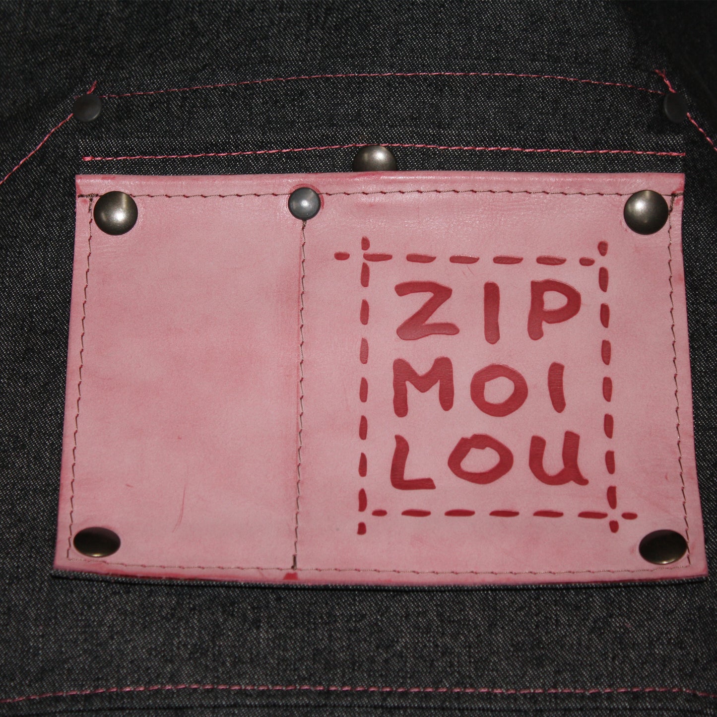 Zipmoilou - Tablier de jeans noir Kangaroo Jack avec 1 poche en cuir rose Régulier