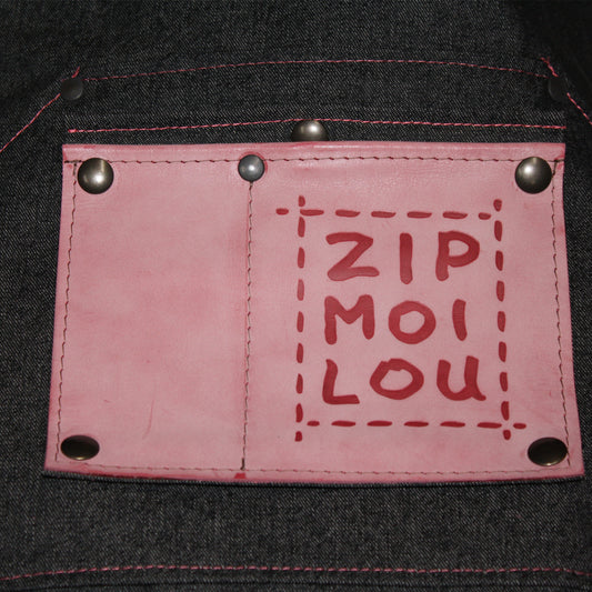 Zipmoilou  - Tablier de jeans noir Kangaroo Jack avec  1 poche en cuir rose Régulier