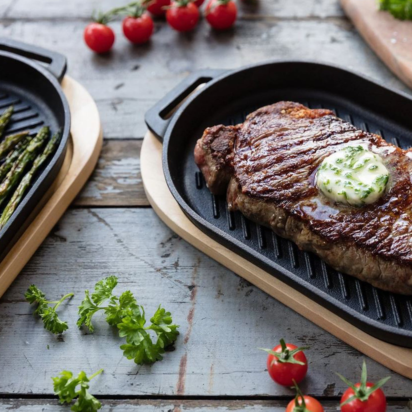 Ooni - Poêle à griller ovale en fonte avec base en bois Ooni