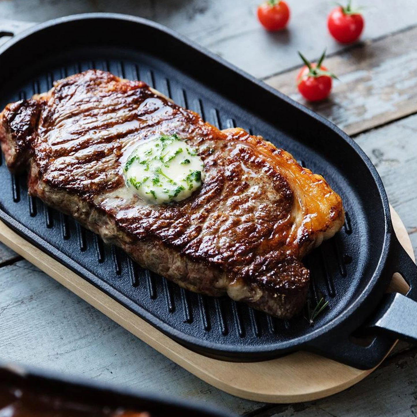 Ooni - Poêle à griller ovale en fonte avec base en bois Ooni