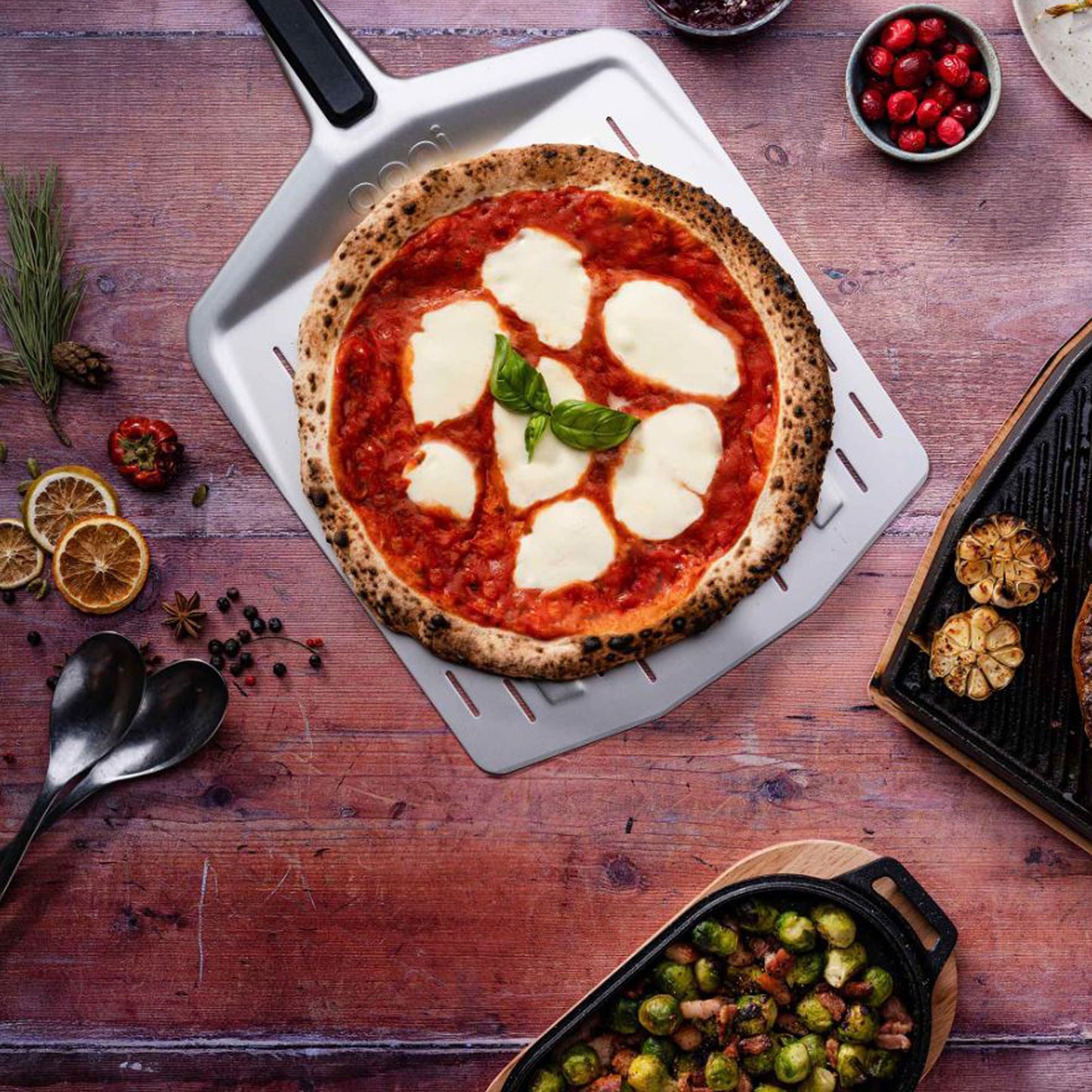 Ooni - Pelle à pizza perforée Ooni avec manche en nylon renforcé 12po