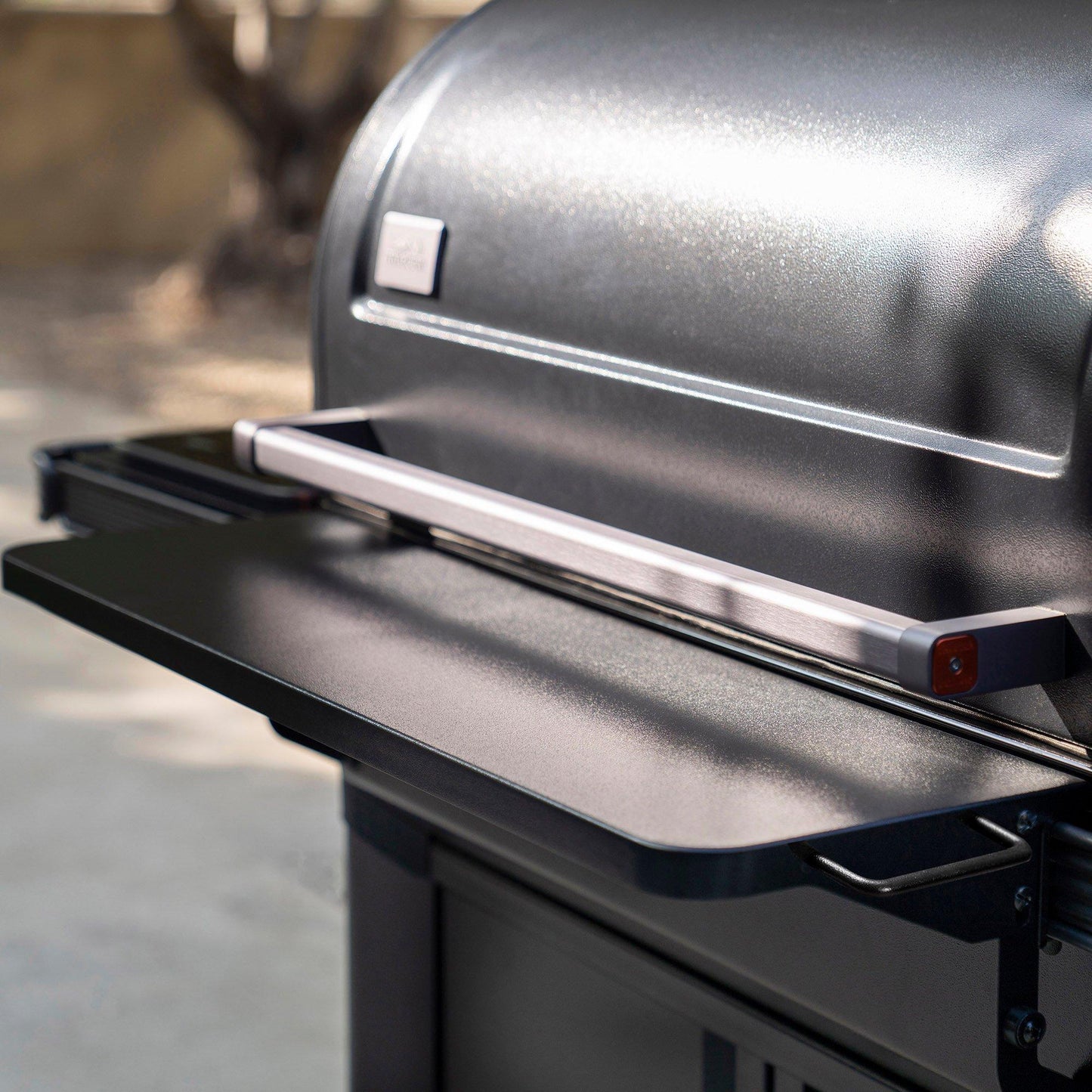 Traeger - Tablette avant pliante avant Pop-and-lock