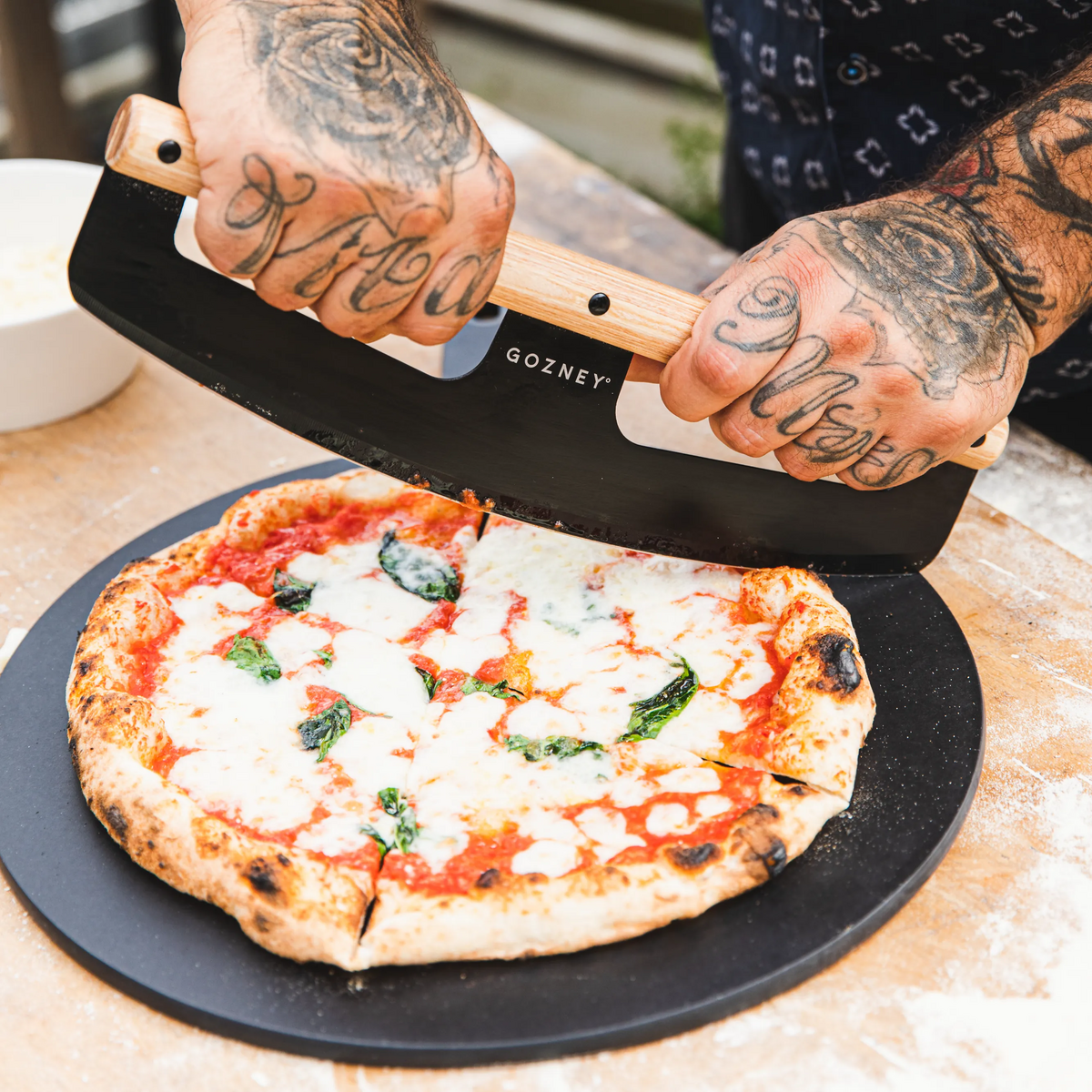 Pizza sur la planche de service Gozney Pizza Server 14 po, avec le Pizza Rocker