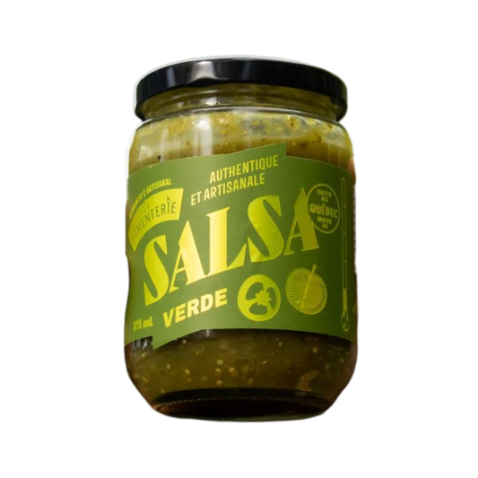 bouteille de sauce piquante mexicaine sur fond texturé, produit du Québec