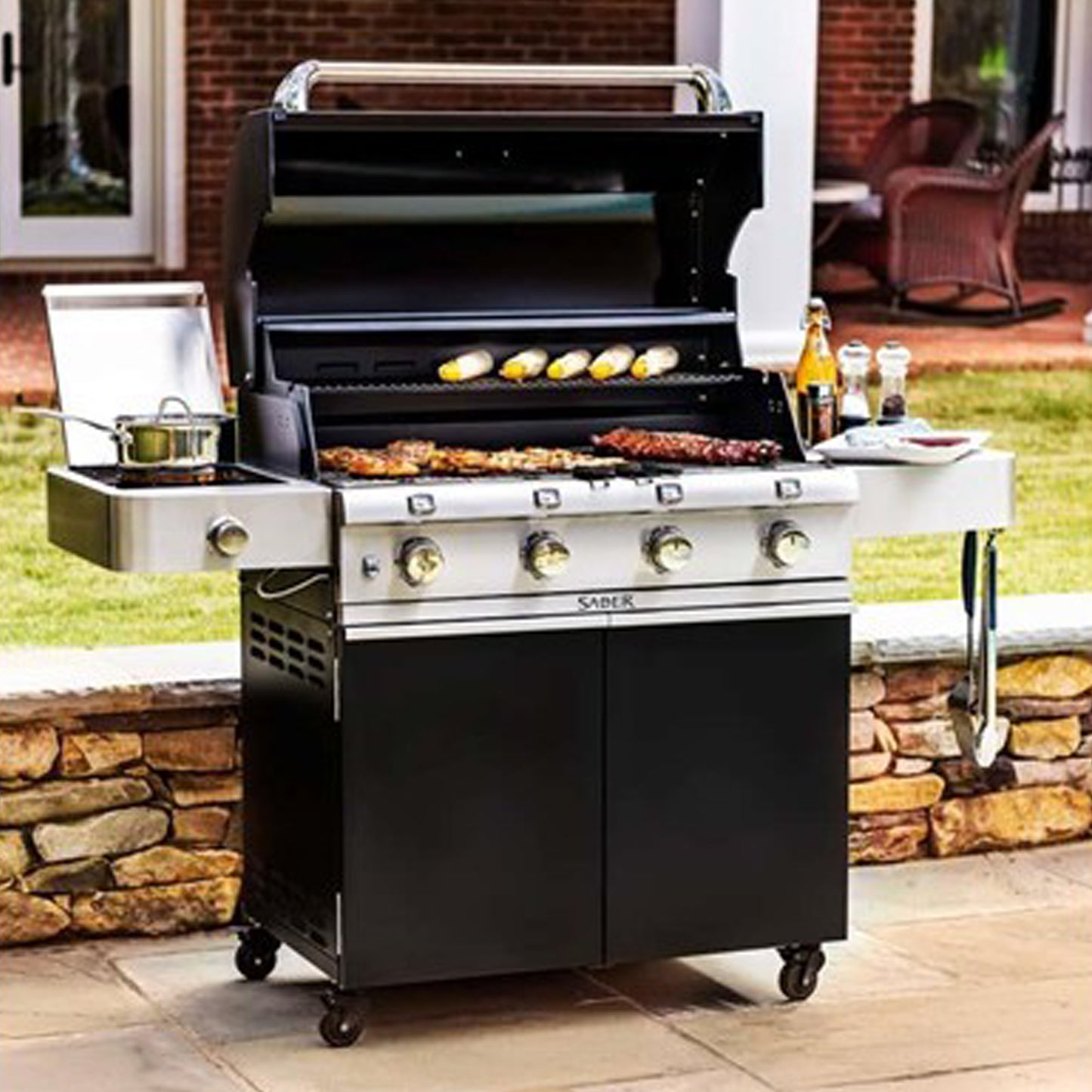 Saber - Barbecue au propane - Deluxe noir 4 brûleurs (670)